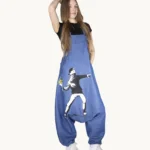 Spodnie ogrodniczki jeans z obniżonym krokiem, ozdobione ręcznie malowanym wzorem Banksy'ego