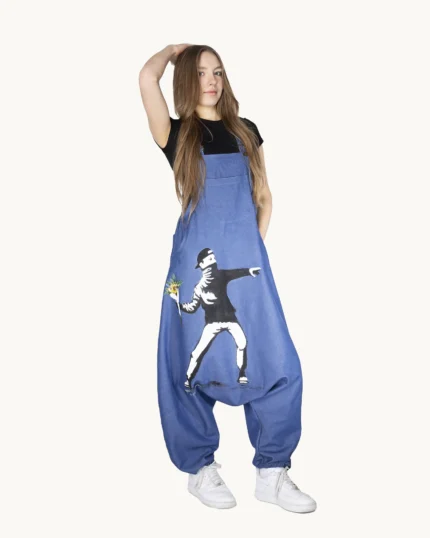Spodnie ogrodniczki jeans z obniżonym krokiem, ozdobione ręcznie malowanym wzorem Banksy'ego