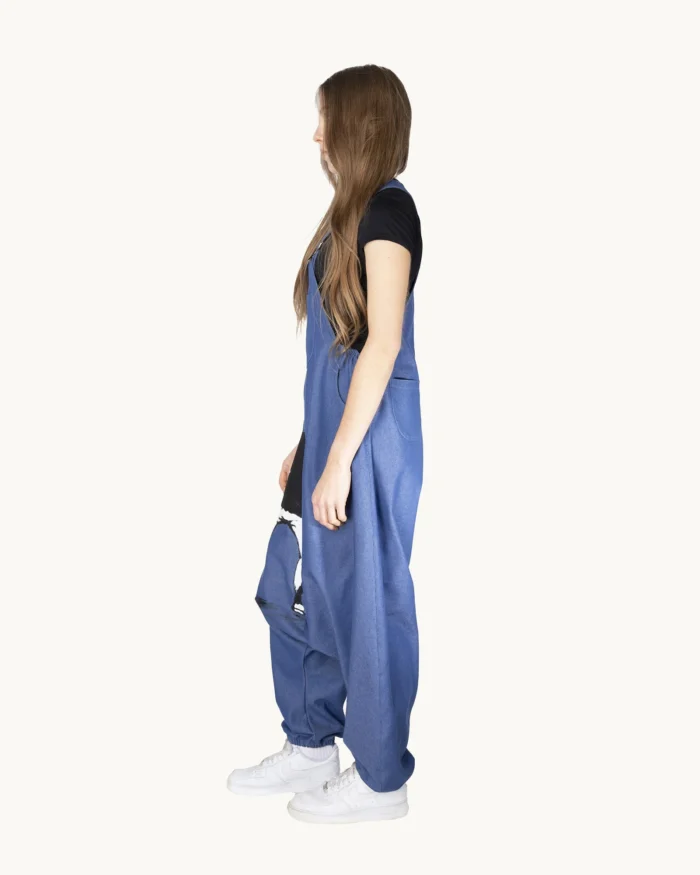 Spodnie ogrodniczki jeans z obniżonym krokiem, ozdobione ręcznie malowanym wzorem Banksy'ego