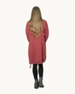 Ręcznie malowana dzianinowa sukienka oversize z okrągłym dekoltem oraz długimi rękawami, widok z tyłu