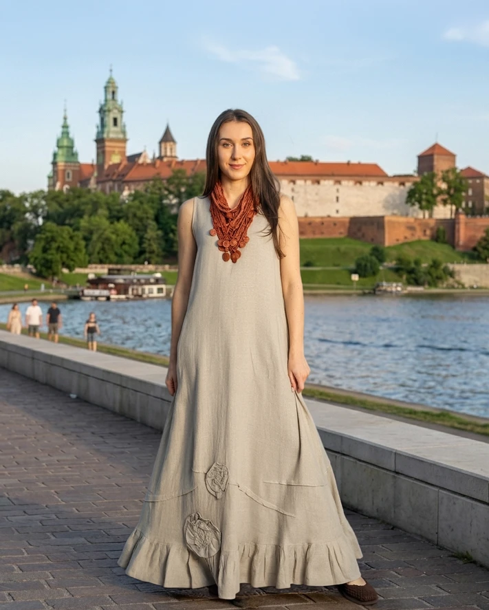 Modelka ubrana w lnianą sukienkę na tle Krakowa z kolekcji Naturalnie Podlasek