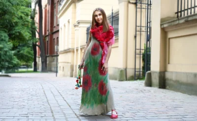 Lniana sukienka maxi z ręcznie malowanym motywem maków, stylizacja z jedwabnym ponczem i czerwonymi dodatkami – idealna na letnie wesele