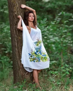 Modelka w ręcznie malowanej białej lnianej sukience z kolekcji Naturalnie Podlasek