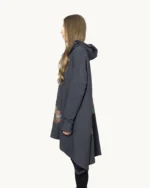 Długa asymetryczna popielata bluza oversize z kapturem, uszyta z dzianiny bawełnianej, ozdobiona ręcznie malowanym koniem.