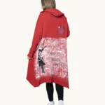 Ręcznie malowana bluza z kapturem oversize w kolorze czerwonym - widok od tyłu na wzór Banksy "There is always hope".