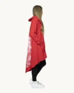 Ręcznie malowana bluza z kapturem oversize w kolorze czerwonym - widok od tyłu na wzór Banksy "There is always hope".