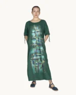 Zielona lniana sukienka maxi oversize z ręcznie malowanym wzorem i rękawem do łokcia.