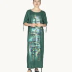 Zielona lniana sukienka maxi oversize z ręcznie malowanym wzorem i rękawem do łokcia.