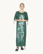 Zielona lniana sukienka maxi oversize z ręcznie malowanym wzorem i rękawem do łokcia.