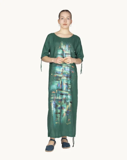 Zielona lniana sukienka maxi oversize z ręcznie malowanym wzorem i rękawem do łokcia.