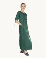 Zielona lniana sukienka maxi oversize z ręcznie malowanym wzorem i rękawem do łokcia.