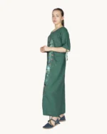 Zielona lniana sukienka maxi oversize z ręcznie malowanym wzorem i rękawem do łokcia.