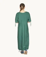 Zielona lniana sukienka maxi oversize z ręcznie malowanym wzorem i rękawem do łokcia.