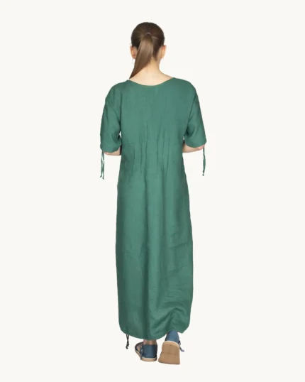 Zielona lniana sukienka maxi oversize z ręcznie malowanym wzorem i rękawem do łokcia.