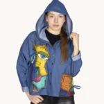 Kurtka jeansowa damska oversize z kapturem zapinana na napy, ozdobiona ręcznie malowanymi wzorami artystycznymi w kolorach żółtym, zielonym i fioletowym