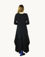 Czarna sukienka dzianinowa oversize z ręcznie malowanym wzorem, widok z tyłu
