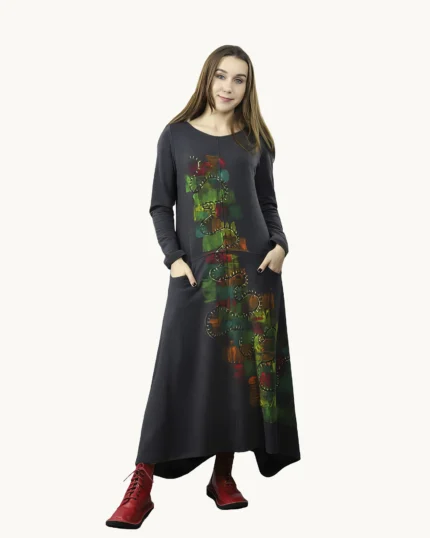 Szara melanżowa sukienka dzianinowa oversize z ręcznie malowanym wzorem, widok z przodu
