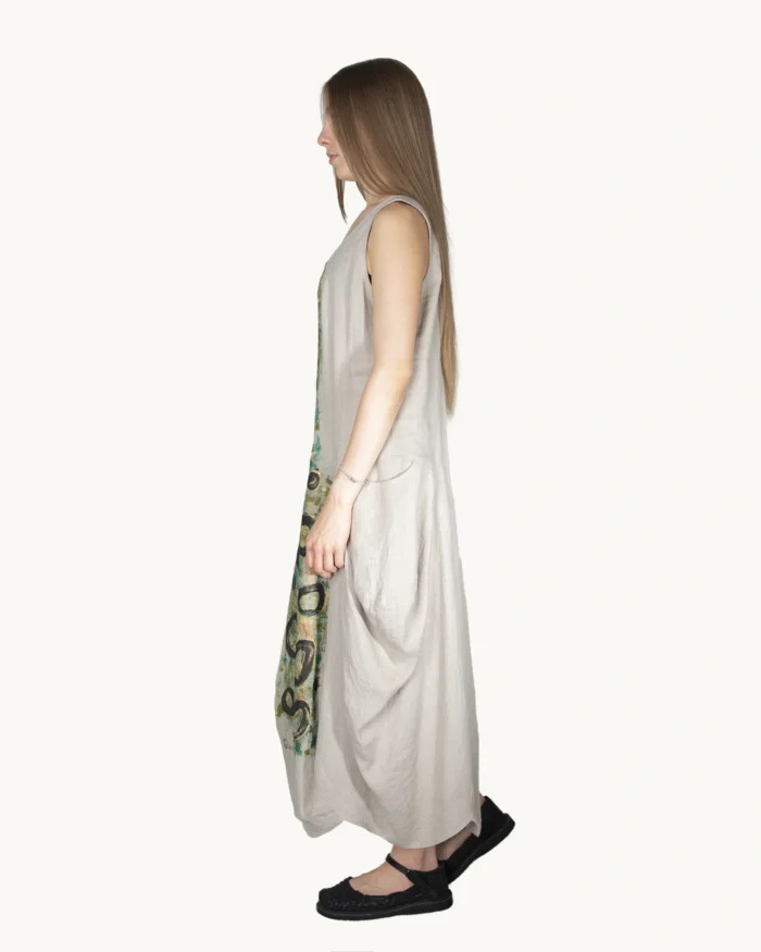 Awangardowa lniana sukienka maxi oversize z ręcznie malowanym abstrakcyjnym wzorem Naturalnie Podlasek, widok z boku