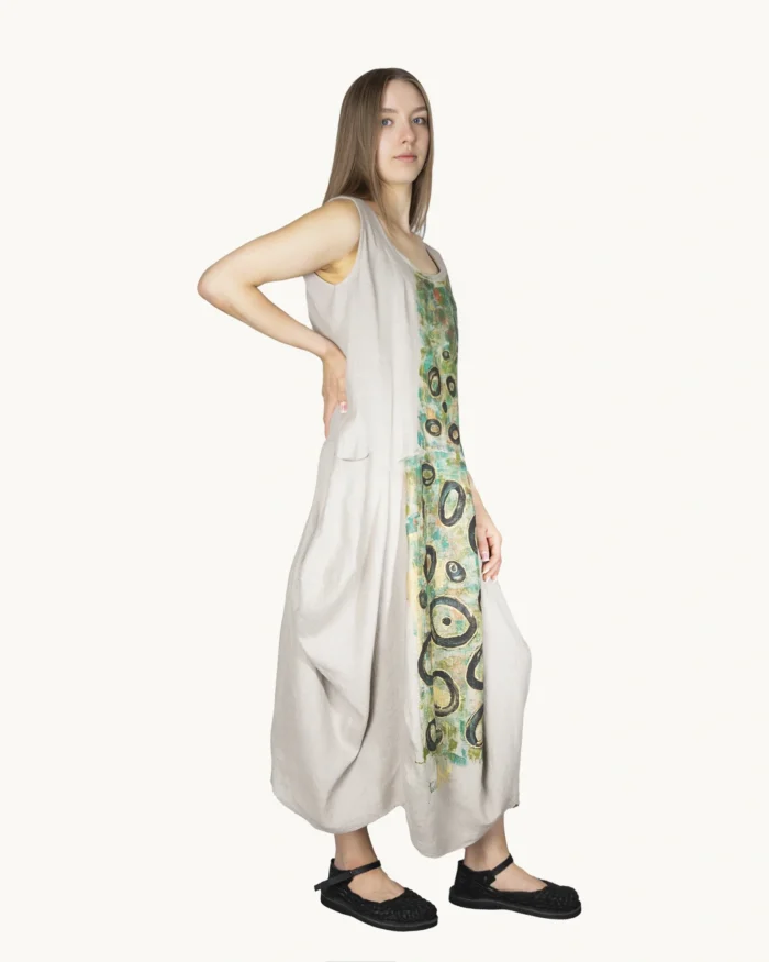 Awangardowa lniana sukienka maxi oversize z ręcznie malowanym abstrakcyjnym wzorem Naturalnie Podlasek, widok z boku