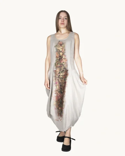 Lniana sukienka maxi oversize z ręcznie malowanym abstrakcyjnym wzorem Naturalnie Podlasek, widok z przodu