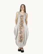 Lniana sukienka maxi oversize z ręcznie malowanym abstrakcyjnym wzorem Naturalnie Podlasek, modelka z rękami w kieszeniach, widok z przodu