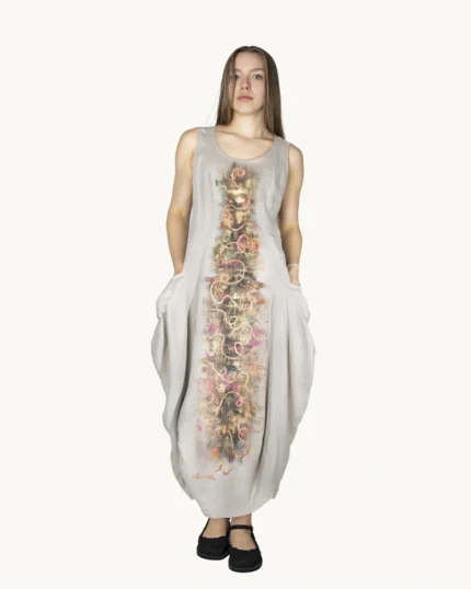 Lniana sukienka maxi oversize z ręcznie malowanym abstrakcyjnym wzorem Naturalnie Podlasek, modelka z rękami w kieszeniach, widok z przodu