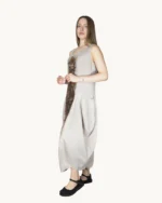 Lniana sukienka maxi oversize z ręcznie malowanym abstrakcyjnym wzorem Naturalnie Podlasek, widok z boku