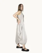 Lniana sukienka maxi oversize z ręcznie malowanym abstrakcyjnym wzorem Naturalnie Podlasek, widok z boku