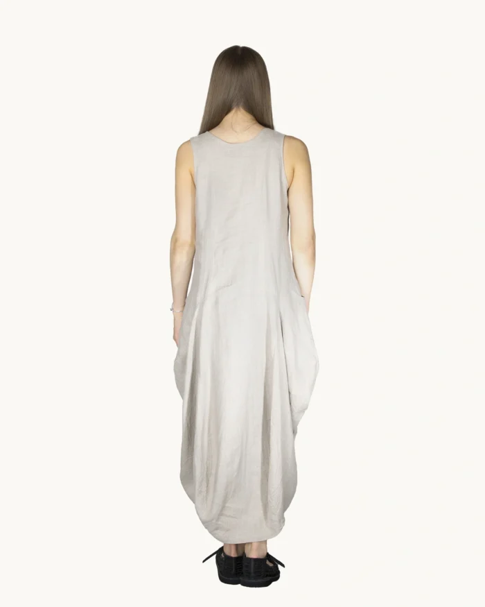 Lniana sukienka maxi oversize z ręcznie malowanym abstrakcyjnym wzorem Naturalnie Podlasek, widok z tyłu