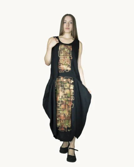 Czarna lniana sukienka maxi oversize z ręcznie malowanym abstrakcyjnym wzorem, uszyta przez Naturalnie Podlasek, widok z przodu
