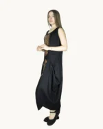 Czarna lniana sukienka maxi oversize z ręcznie malowanym abstrakcyjnym wzorem, uszyta przez Naturalnie Podlasek, widok z boku