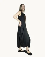 Czarna lniana sukienka maxi oversize z ręcznie malowanym abstrakcyjnym wzorem, uszyta przez Naturalnie Podlasek, widok z boku