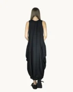 Czarna lniana sukienka maxi oversize z ręcznie malowanym abstrakcyjnym wzorem, uszyta przez Naturalnie Podlasek, widok z tyłu