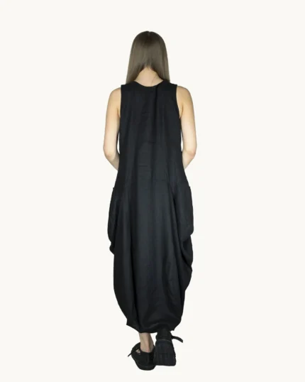 Czarna lniana sukienka maxi oversize z ręcznie malowanym abstrakcyjnym wzorem, uszyta przez Naturalnie Podlasek, widok z tyłu