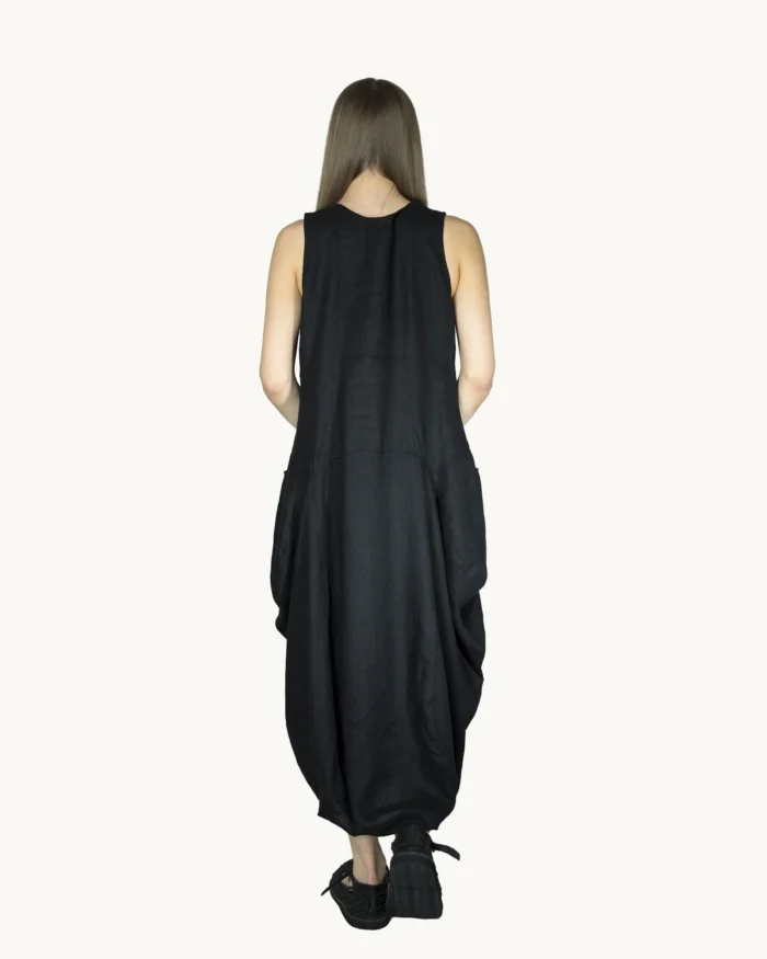 Czarna lniana sukienka maxi oversize z ręcznie malowanym abstrakcyjnym wzorem, uszyta przez Naturalnie Podlasek, widok z tyłu