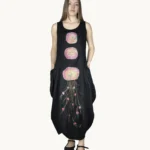 Czarna lniana sukienka maxi oversize na ramiączkach z ręcznie malowanym wzorem, uszyta przez Naturalnie Podlasek, widok z przodu