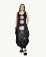 Czarna lniana sukienka maxi oversize na ramiączkach z ręcznie malowanym wzorem, uszyta przez Naturalnie Podlasek, widok z przodu
