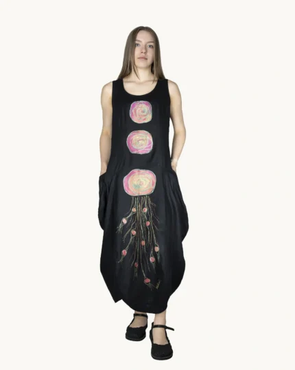 Czarna lniana sukienka maxi oversize na ramiączkach z ręcznie malowanym wzorem, uszyta przez Naturalnie Podlasek, widok z przodu