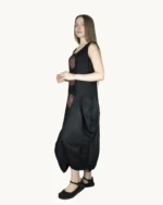 Czarna lniana sukienka maxi oversize na ramiączkach z ręcznie malowanym wzorem, uszyta przez Naturalnie Podlasek, widok z boku