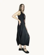 Czarna lniana sukienka maxi oversize na ramiączkach z ręcznie malowanym wzorem, uszyta przez Naturalnie Podlasek, widok z boku