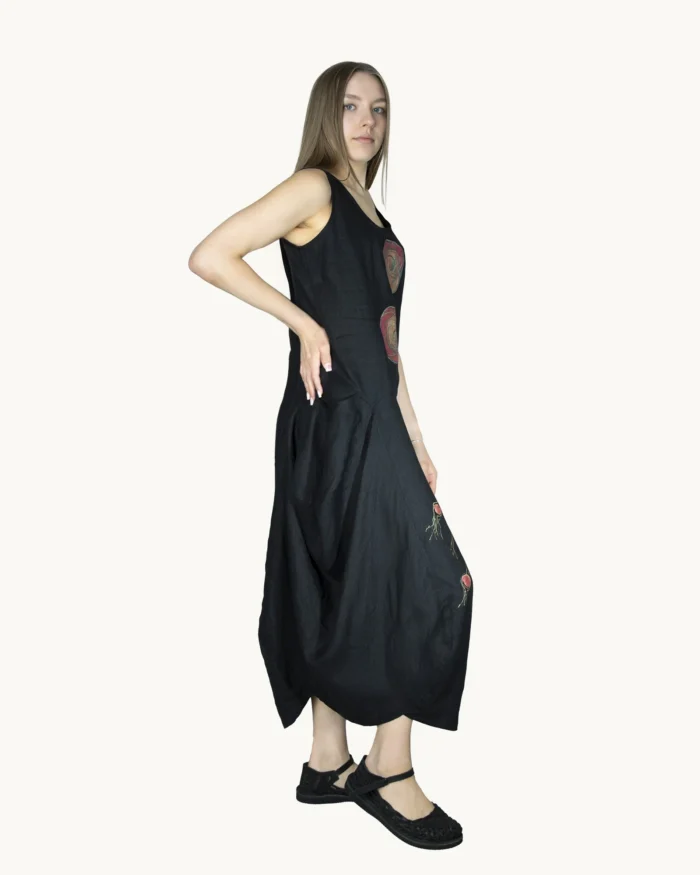 Czarna lniana sukienka maxi oversize na ramiączkach z ręcznie malowanym wzorem, uszyta przez Naturalnie Podlasek, widok z boku