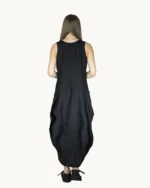 Czarna lniana sukienka maxi oversize na ramiączkach z ręcznie malowanym wzorem, uszyta przez Naturalnie Podlasek, widok z tyłu