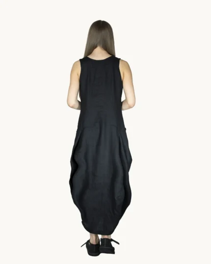 Czarna lniana sukienka maxi oversize na ramiączkach z ręcznie malowanym wzorem, uszyta przez Naturalnie Podlasek, widok z tyłu