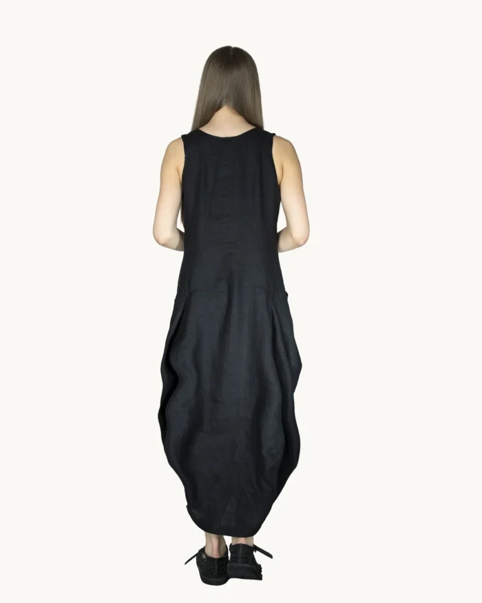 Czarna lniana sukienka maxi oversize na ramiączkach z ręcznie malowanym wzorem, uszyta przez Naturalnie Podlasek, widok z tyłu