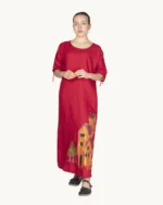 Czerwona maxi lniana sukienka oversize, ozdobiona ręcznie malowanymi kamienicami, uszyta przez pracownię Naturalnie Podlasek, widok z przodu