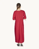 Czerwona maxi lniana sukienka oversize, ozdobiona ręcznie malowanymi kamienicami, uszyta przez pracownię Naturalnie Podlasek, widok z tyłu