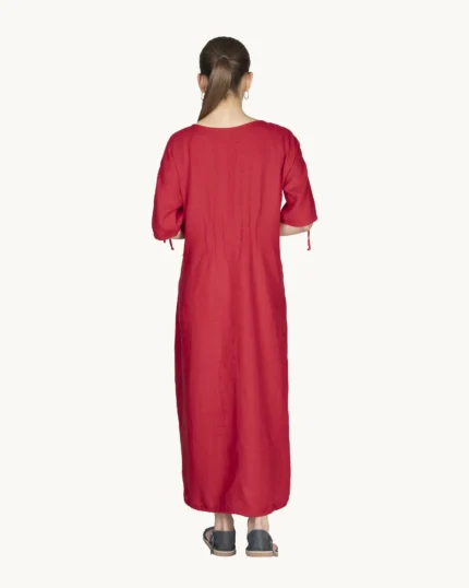 Czerwona maxi lniana sukienka oversize, ozdobiona ręcznie malowanymi kamienicami, uszyta przez pracownię Naturalnie Podlasek, widok z tyłu