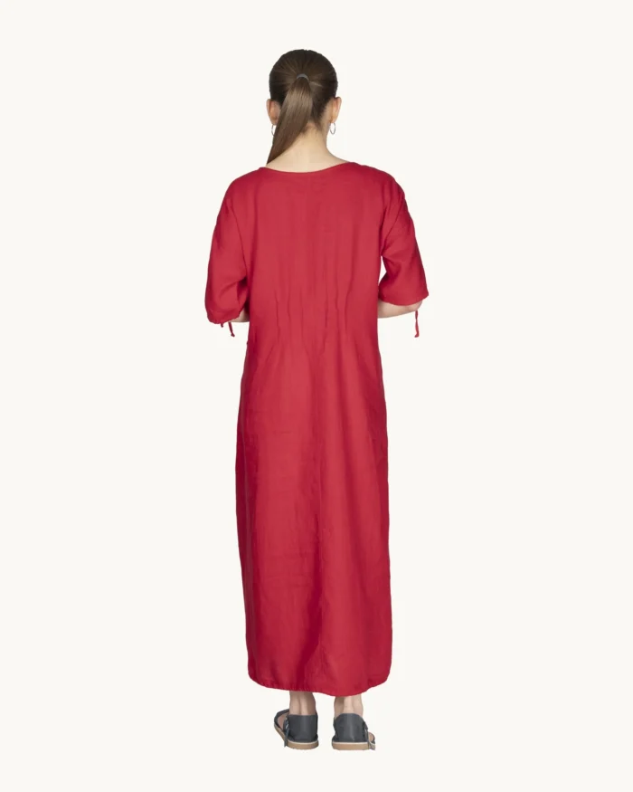 Czerwona maxi lniana sukienka oversize, ozdobiona ręcznie malowanymi kamienicami, uszyta przez pracownię Naturalnie Podlasek, widok z tyłu