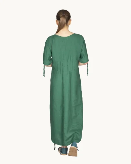 Zielona maxi lniana sukienka oversize, ozdobiona ręcznie malowanymi abstrakcyjnymi wzorami, uszyta przez pracownię Naturalnie Podlasek, widok z tyłu