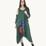 Zielona zwiewna lniana sukienka midi typu oversize na ramiączkach, ozdobiona ręcznie malowanymi wzorami, uszyta przez Naturalnie Podlasek, komplet z bluzą lnianą, widok z przodu